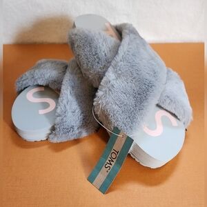 NWT Tom's Fuzzy Slip Ons